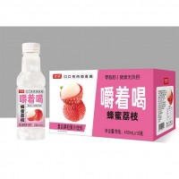 銓順嚼著喝蜜蜂荔枝復合果粒果汁飲料